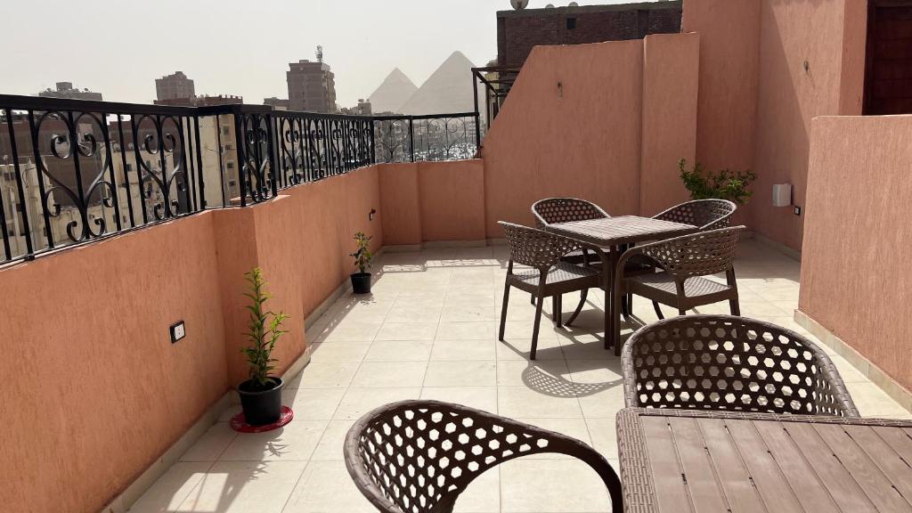 Balkón nebo terasa v ubytování Pyramids Road Guest House cozy rooms and rooftop breakfast with the pyramids view