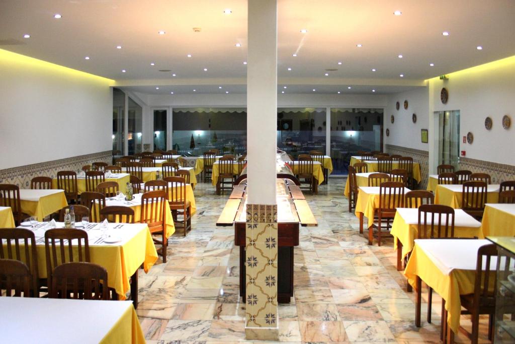 Um restaurante ou outro lugar para comer em Zodiaco