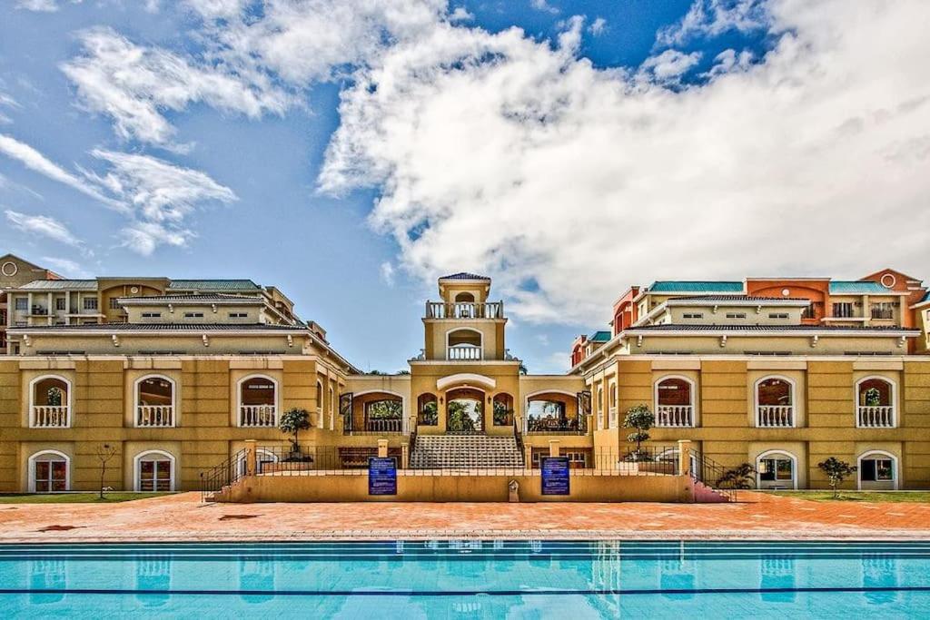 A2J Executive 1BR Near NAIA 3 Airport and SM Mall