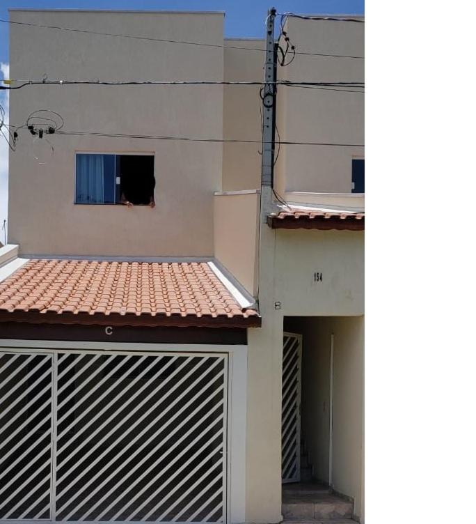 a building with a gate and a window at Apartamento Aparecida do norte in Aparecida