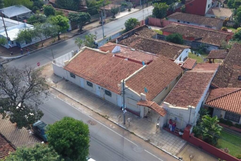 an overhead view of a street with roofs of buildings at Cómodo dormitorio con altillo in Fernando de la Mora