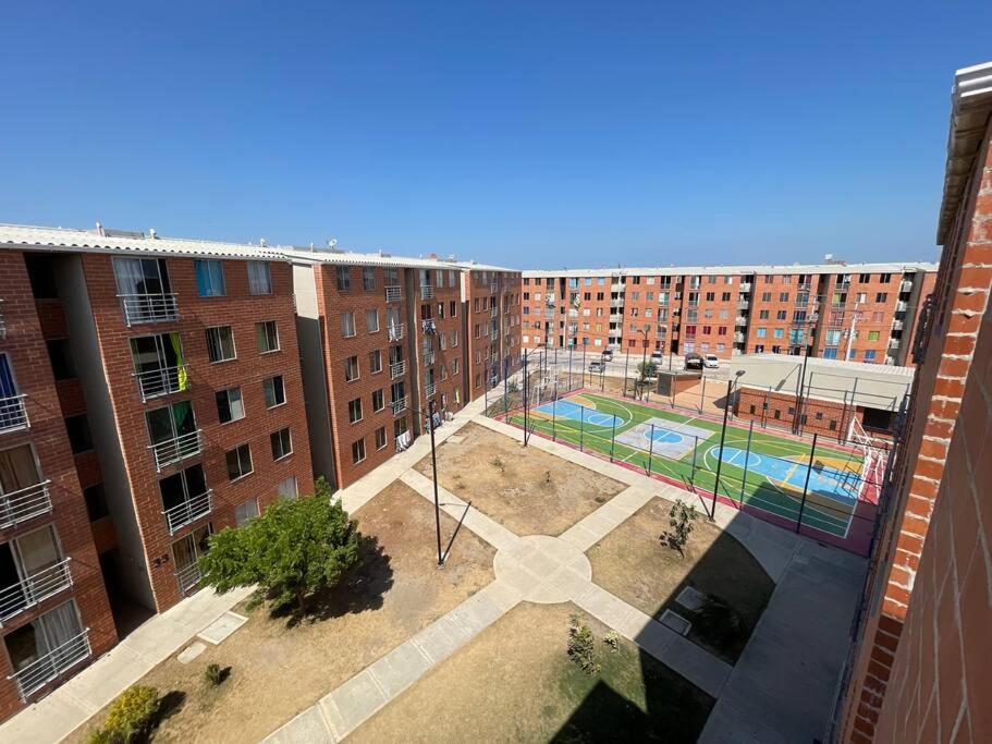 an aerial view of a courtyard in an apartment building at Acogedor apartamento en conjunto residencial in Soledad