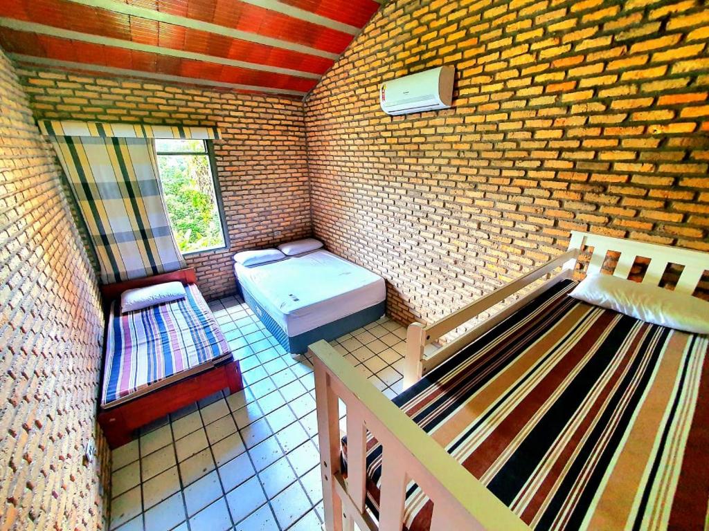 um pequeno quarto com 2 beliches e uma janela em Casa Vitral - Em condomínio fechado - Aldeia/PE em Pau dʼAlho