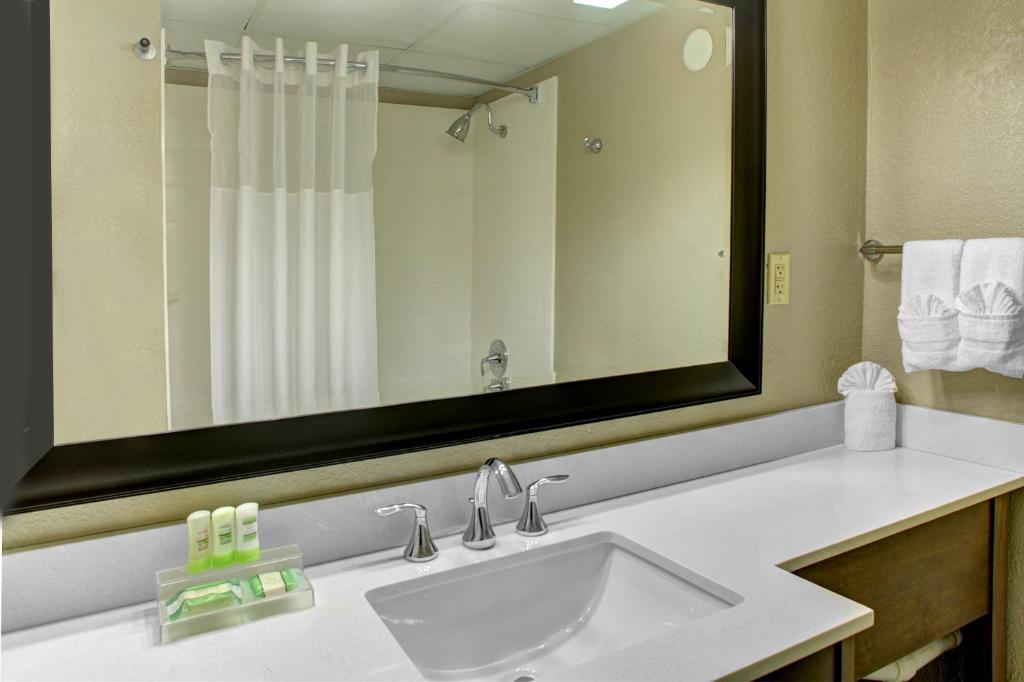 La Quinta Inn & Suites by Wyndham Downtown Asheville photo