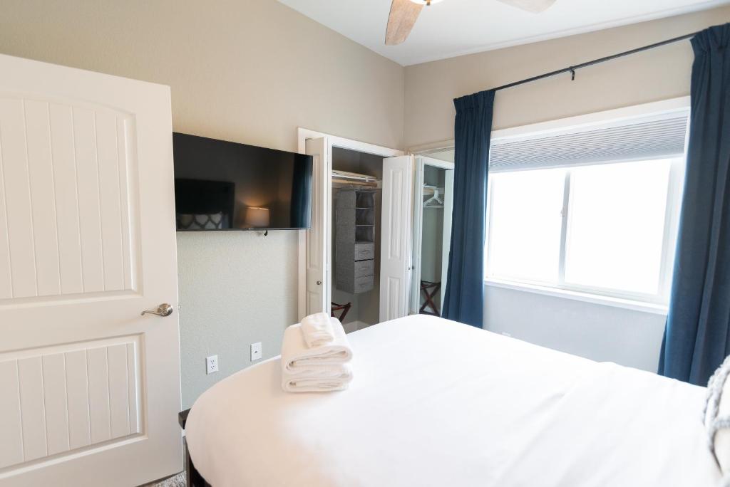 Postel nebo postele na pokoji v ubytování Colony Suites