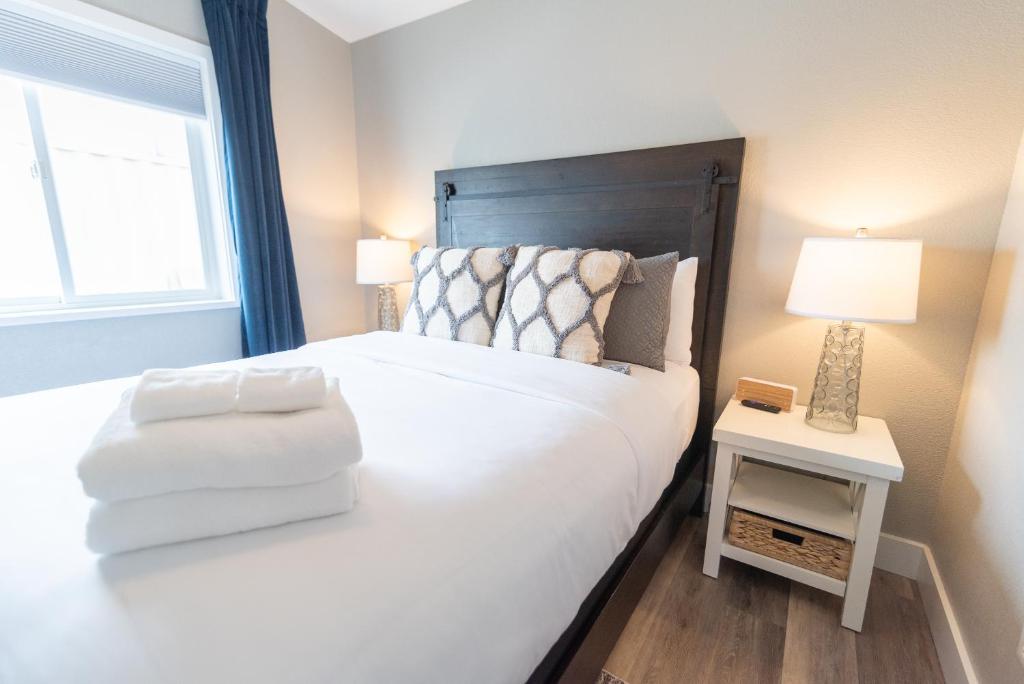 Postel nebo postele na pokoji v ubytování Colony Suites