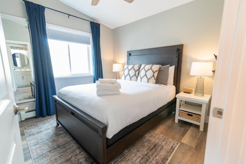 Postel nebo postele na pokoji v ubytování Colony Suites