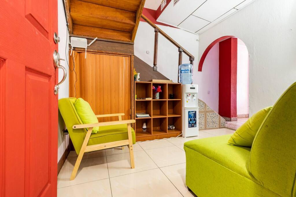 Posezení v ubytování Private bedroom 10 minutes from the SJO airport
