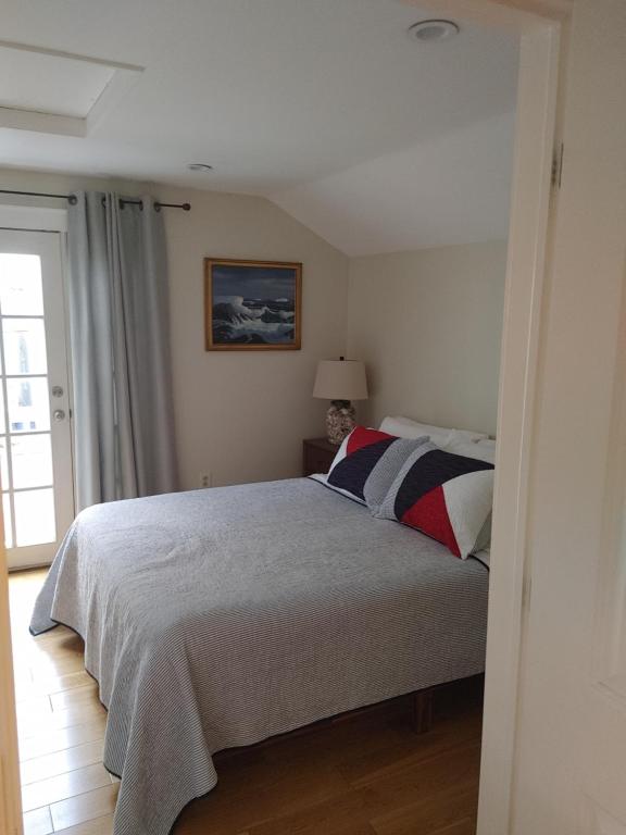 um quarto com uma cama e uma janela em Borough Beach Apartment em Stonington