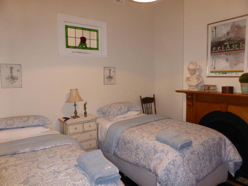 ein Schlafzimmer mit zwei Betten und einem Fenster in der Unterkunft Lakeside Bed & Breakfast in Perth