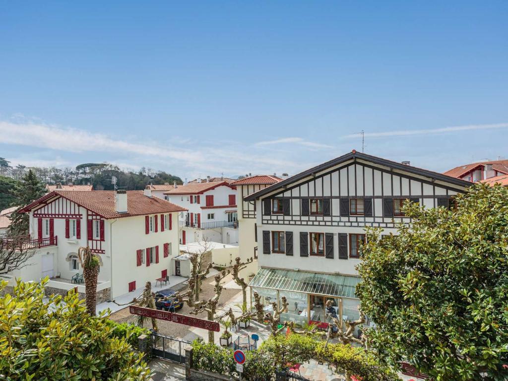 une vue d'une ville avec des bâtiments et des arbres dans l'établissement Appartement à 200 m de la plage avec terrasse et parking, au cœur des commerces et restaurants - FR-1-2-426, à Hendaye