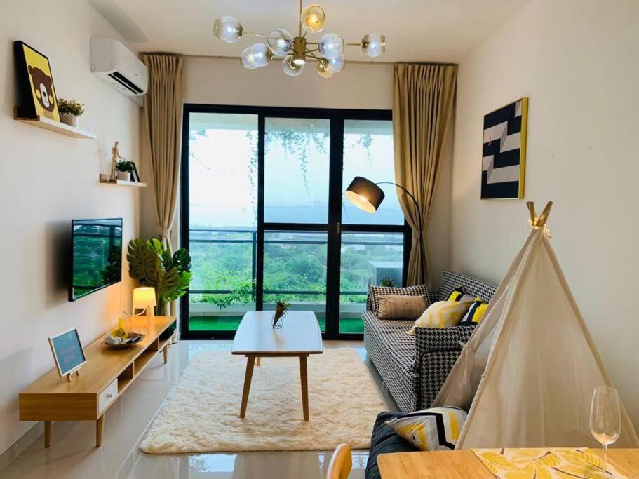 een woonkamer met een bank en een hangmat. bij 森林城市 6999 Homestay【小温馨】@ 免税岛 Legoland JB SG in Gelang Patah