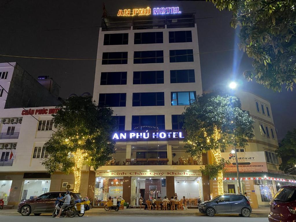 un bâtiment avec un panneau indiquant un hôtel pu dans l'établissement Khách sạn An Phú Cửa Lò, à Cửa Lô
