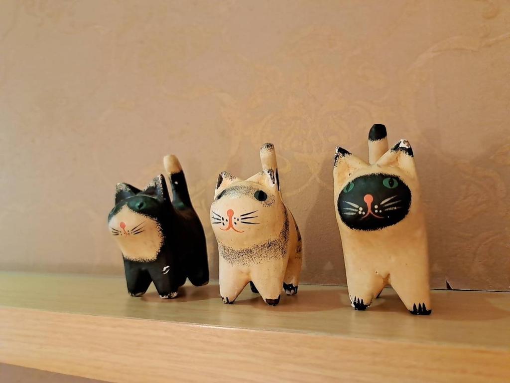 three figurines of three cats sitting on a shelf at 水社海民宿 in Yuchi