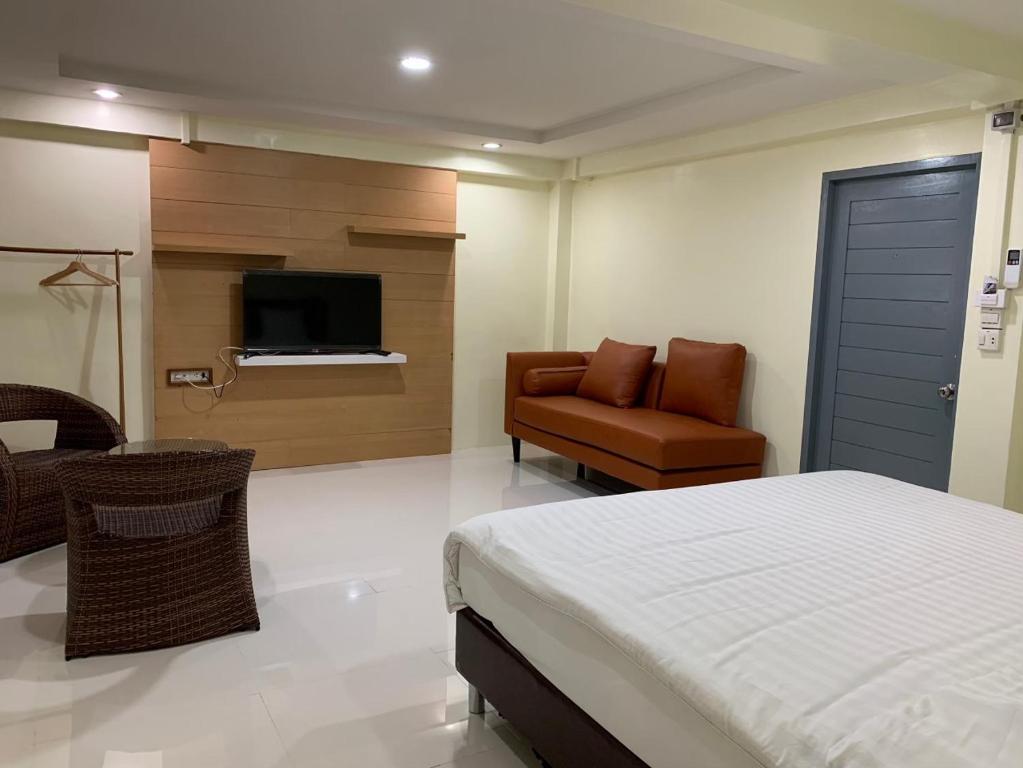 TV a/nebo společenská místnost v ubytování Petchsiri Boutique Hotel เพชรสิริ บูทิค