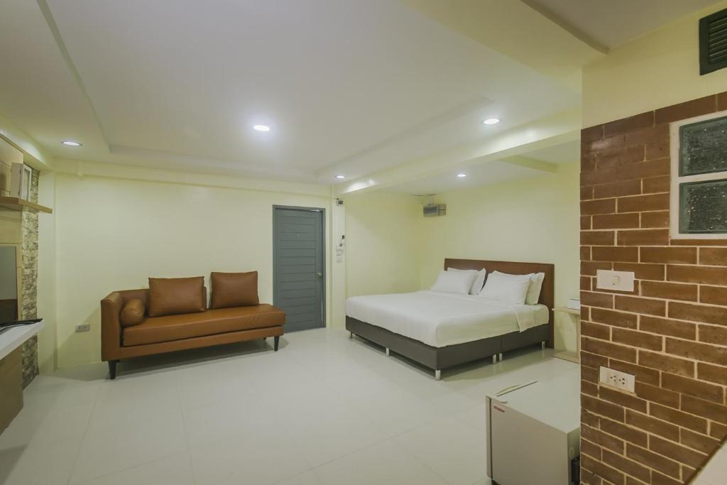 Postel nebo postele na pokoji v ubytování Petchsiri Boutique Hotel เพชรสิริ บูทิค