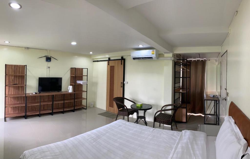 TV a/nebo společenská místnost v ubytování Petchsiri Boutique Hotel เพชรสิริ บูทิค