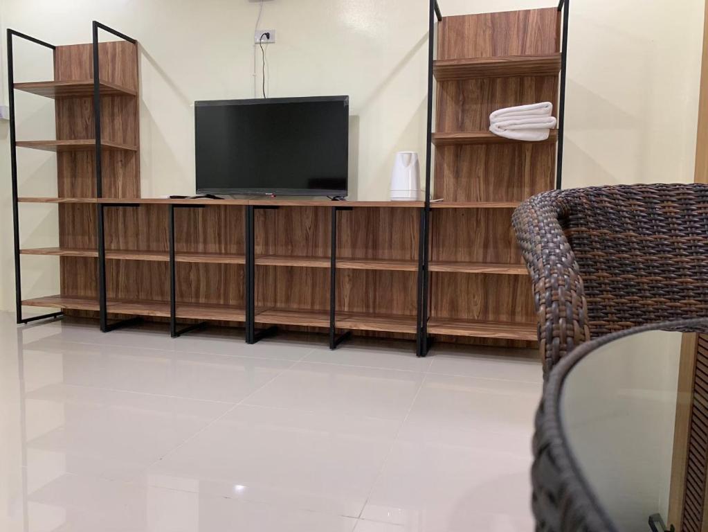 TV a/nebo společenská místnost v ubytování Petchsiri Boutique Hotel เพชรสิริ บูทิค