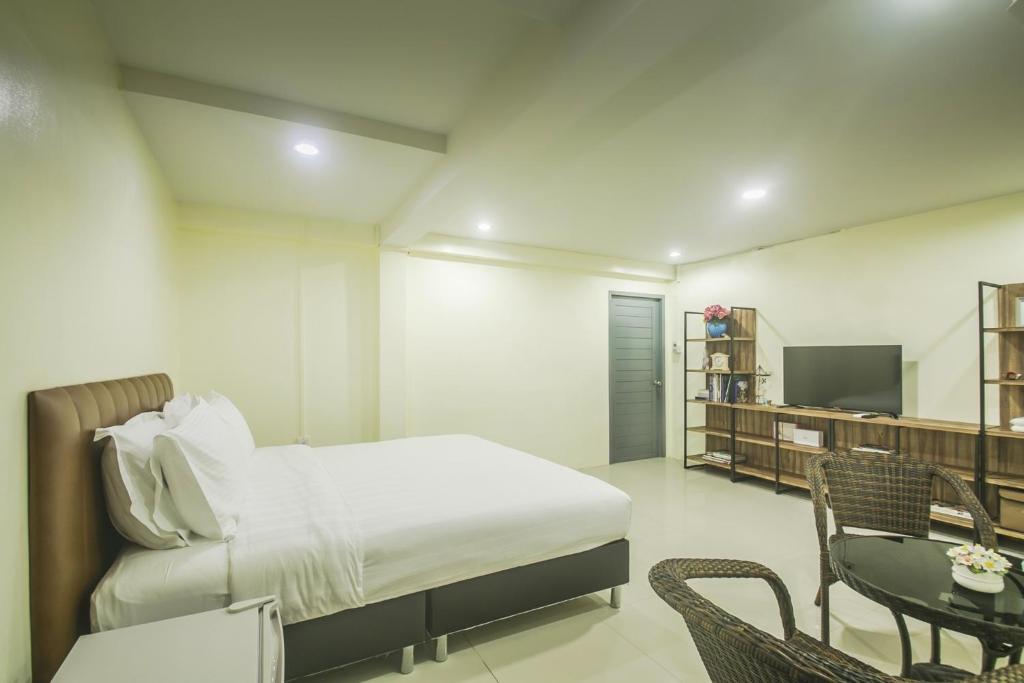 TV a/nebo společenská místnost v ubytování Petchsiri Boutique Hotel เพชรสิริ บูทิค