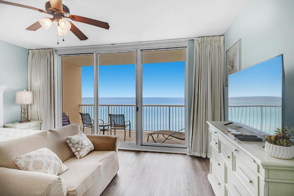 ein Wohnzimmer mit einem Sofa und Meerblick in der Unterkunft Majestic Beach Towers 1-609 in Panama City Beach