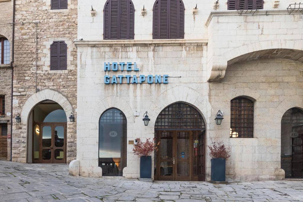 un edificio con un cartello sacrificale di un hotel di Hotel Gattapone a Gubbio
