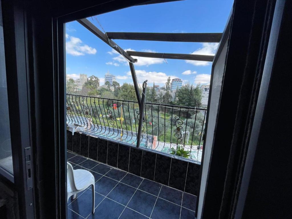 Bayt Jālā的住宿－stay baitlahem，从阳台的窗户可欣赏到风景。