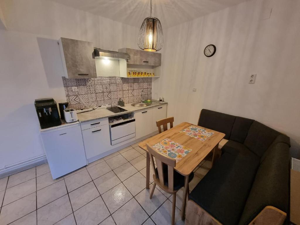 Kuchyň nebo kuchyňský kout v ubytování Pension DonauBlick Grein 2 in Stifterstrasse 19A