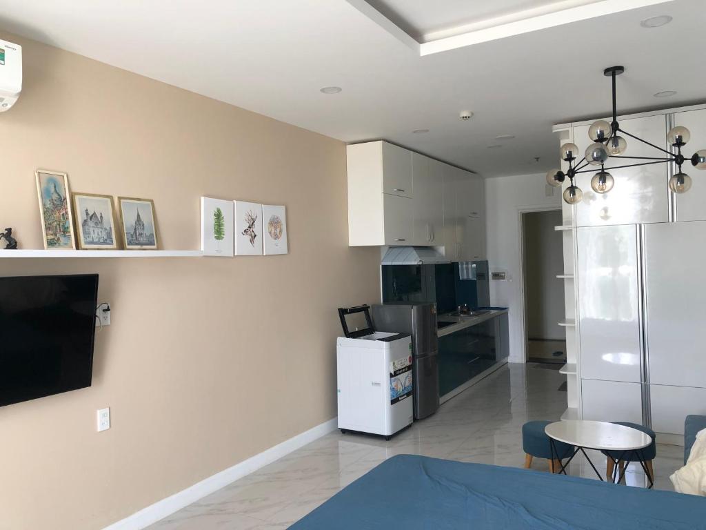 a kitchen with a refrigerator and a table and chairs at Căn hộ 01br Ocean Vista - SeaHome in Ấp Phú Tịnh (2)