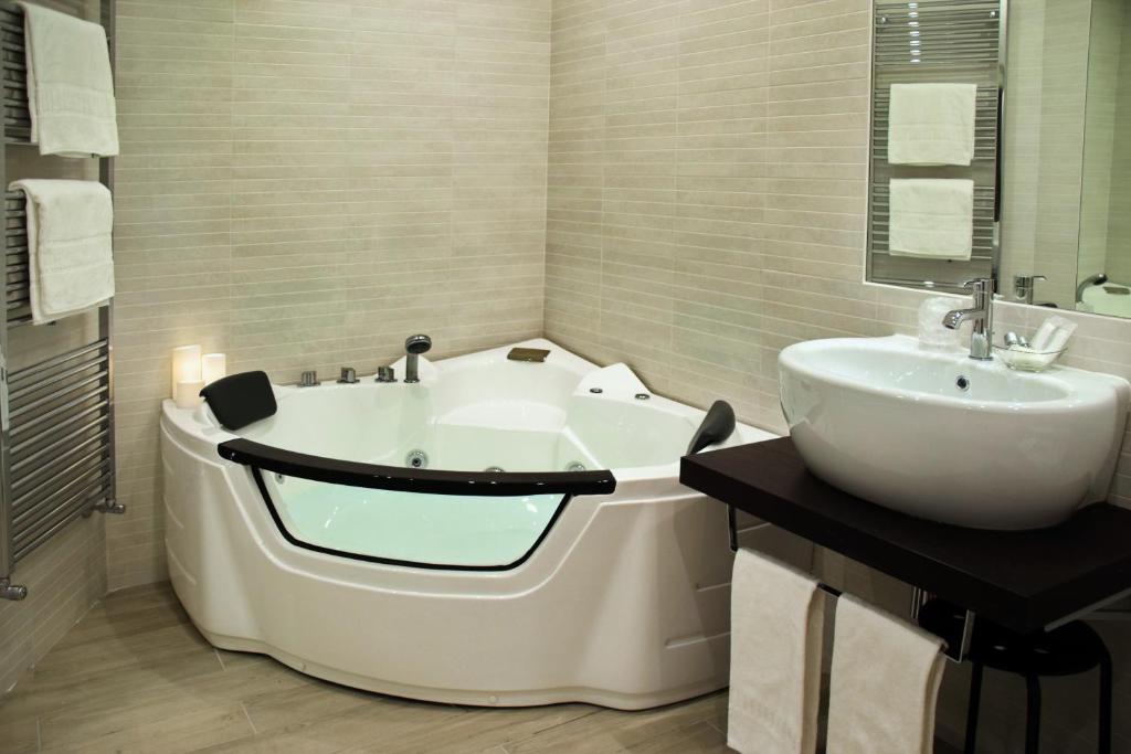 een badkamer met een groot bad en een wastafel bij Gregori Guest House in Rome