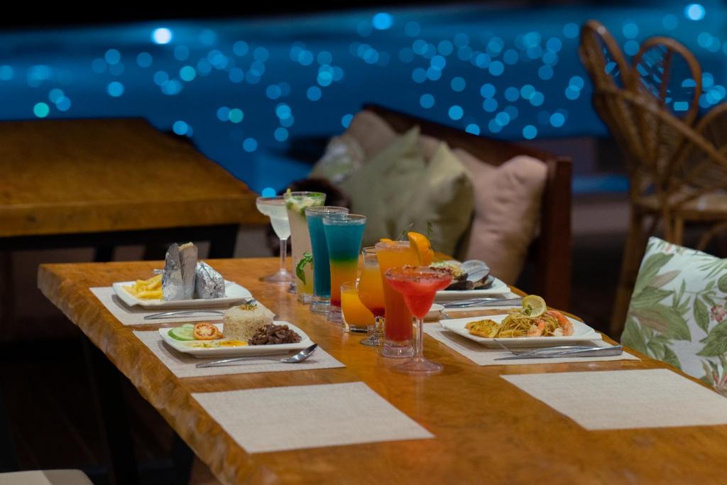 een tafel met borden eten en drinken erop bij El Nido Bayview Resort in El Nido