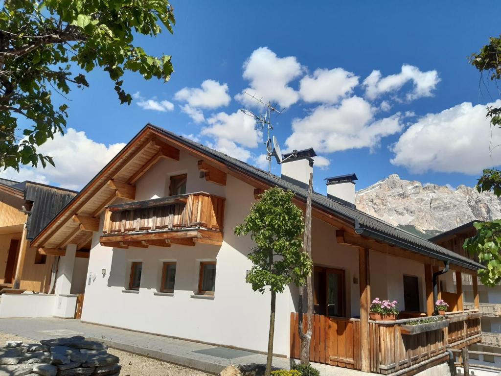 una casa en las montañas con luz de la calle en Raisc - La tua casa in Val Badia, en La Villa
