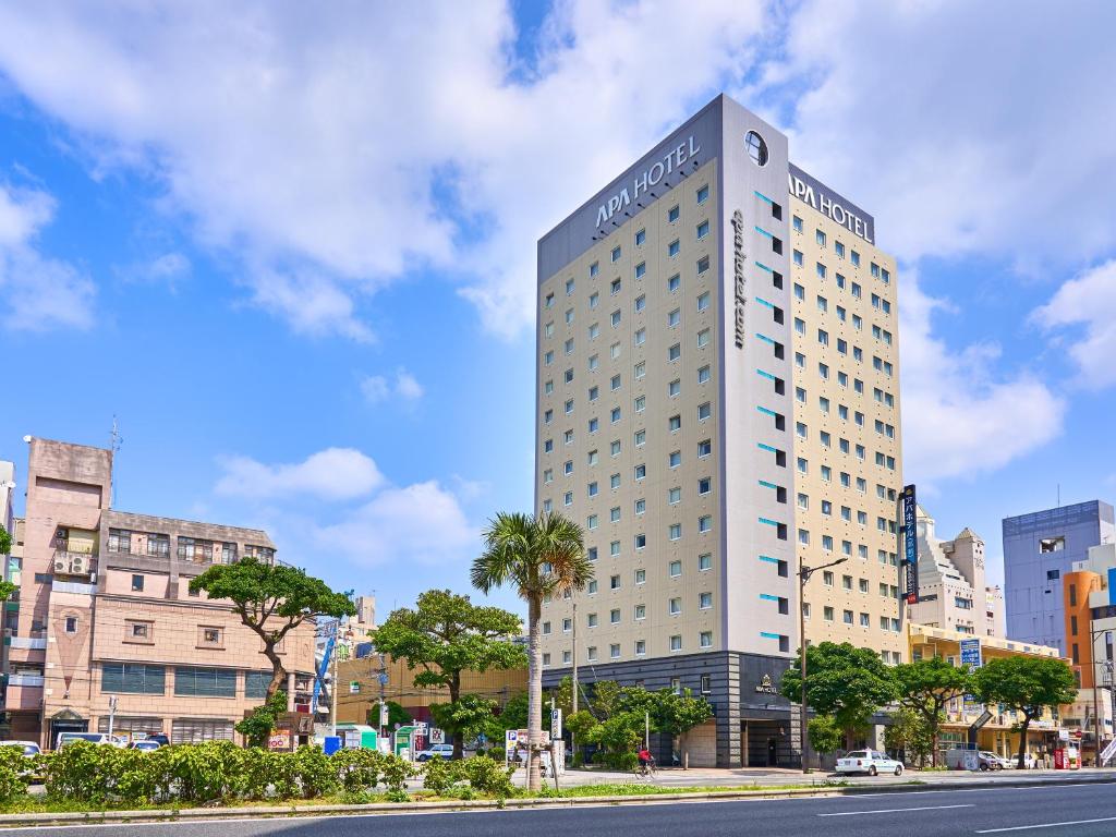 un edificio alto al lado de una calle de la ciudad en APA Hotel Naha Matsuyama, en Naha