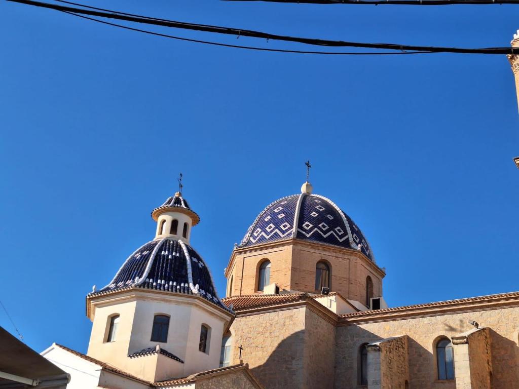 two domes on top of a building with a blue sky at Casa Francesca Altea piscina y aparcamiento privado in Altea