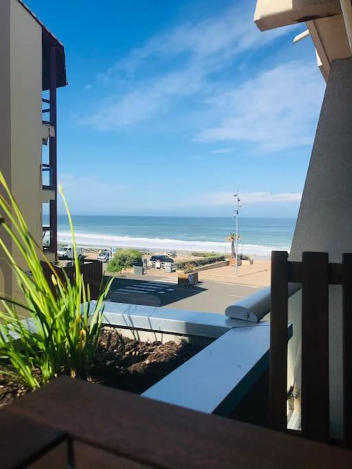 un balcon avec vue sur la plage et l'océan dans l'établissement Cosy studio avec vue sur l'océan, à Lacanau