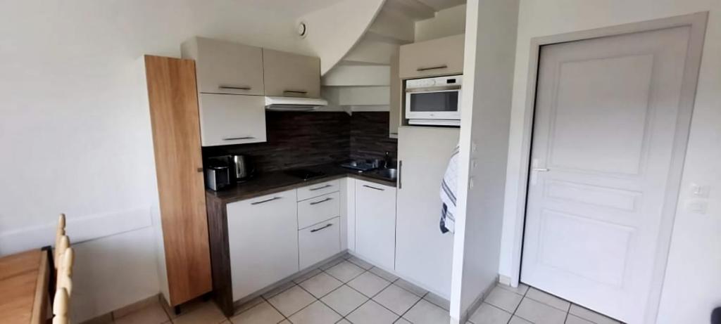 Kuchyňa alebo kuchynka v ubytovaní Maison de vacances 4/6p au Golf de Port Bourgenay