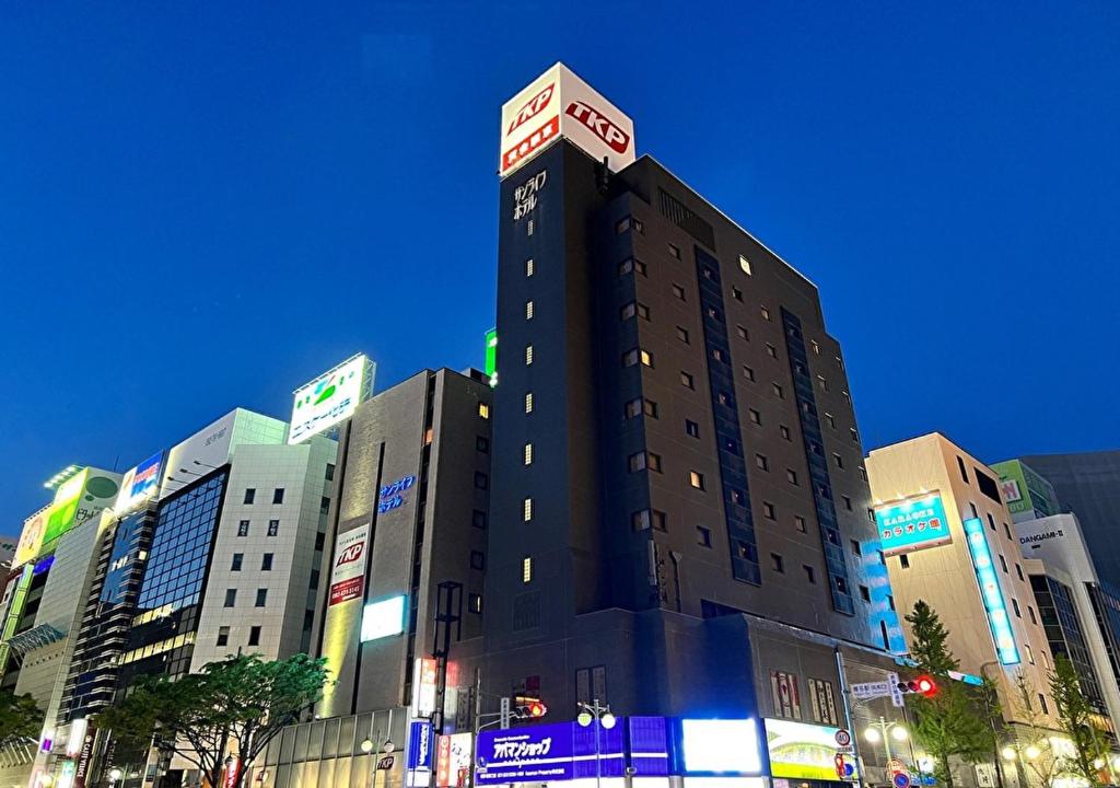 een hoog gebouw in een stad 's nachts bij TKP Sunlife Hotel in Fukuoka
