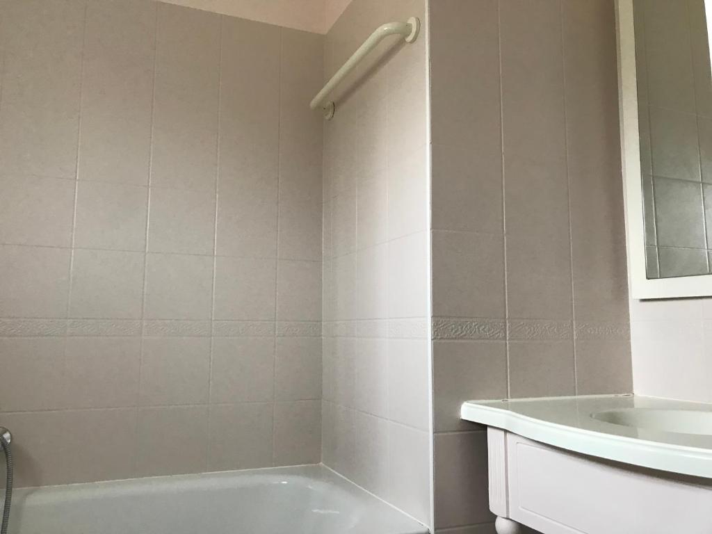 Kúpeľňa v ubytovaní Maison de vacances 4/6p au Golf de Port Bourgenay
