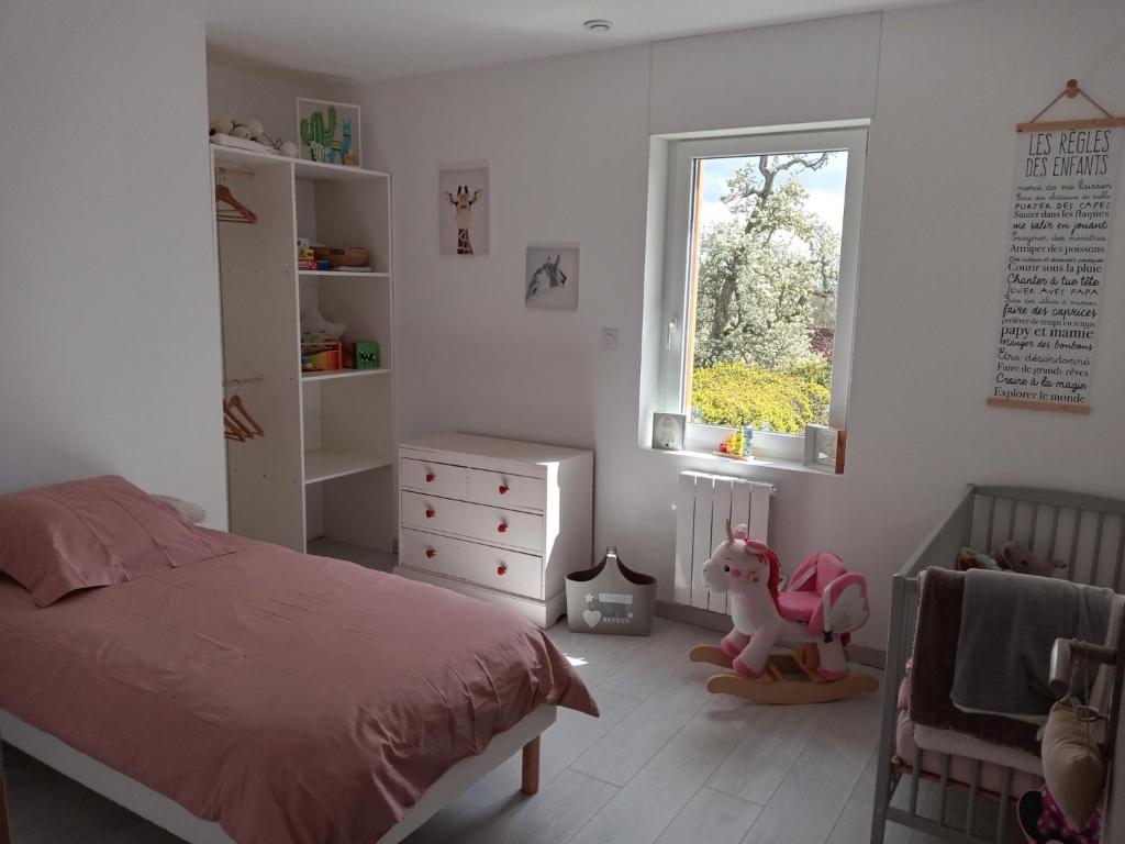 Habitación pequeña con cama y ventana en Longère chez Séraphin, 