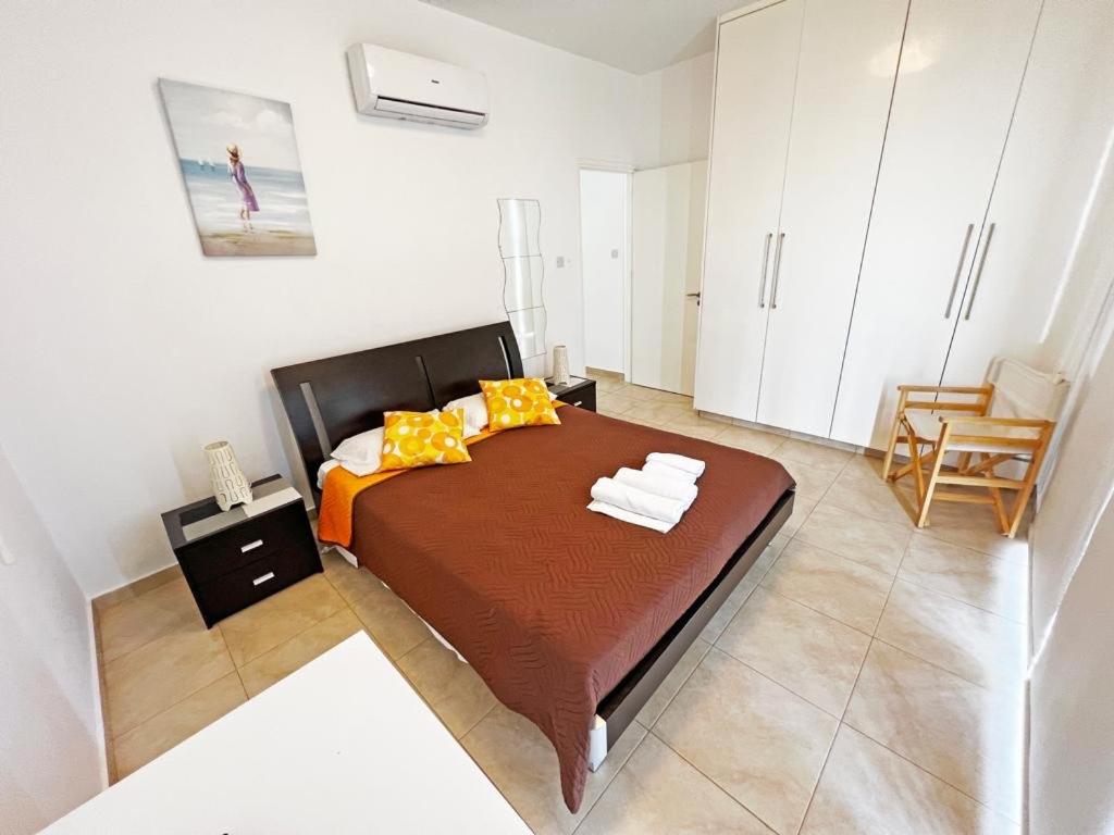 1 dormitorio con 1 cama grande en una habitación en Gorgona Seafront Villas 3 Bedroom With Private Swimming Pool, en Ayia Napa