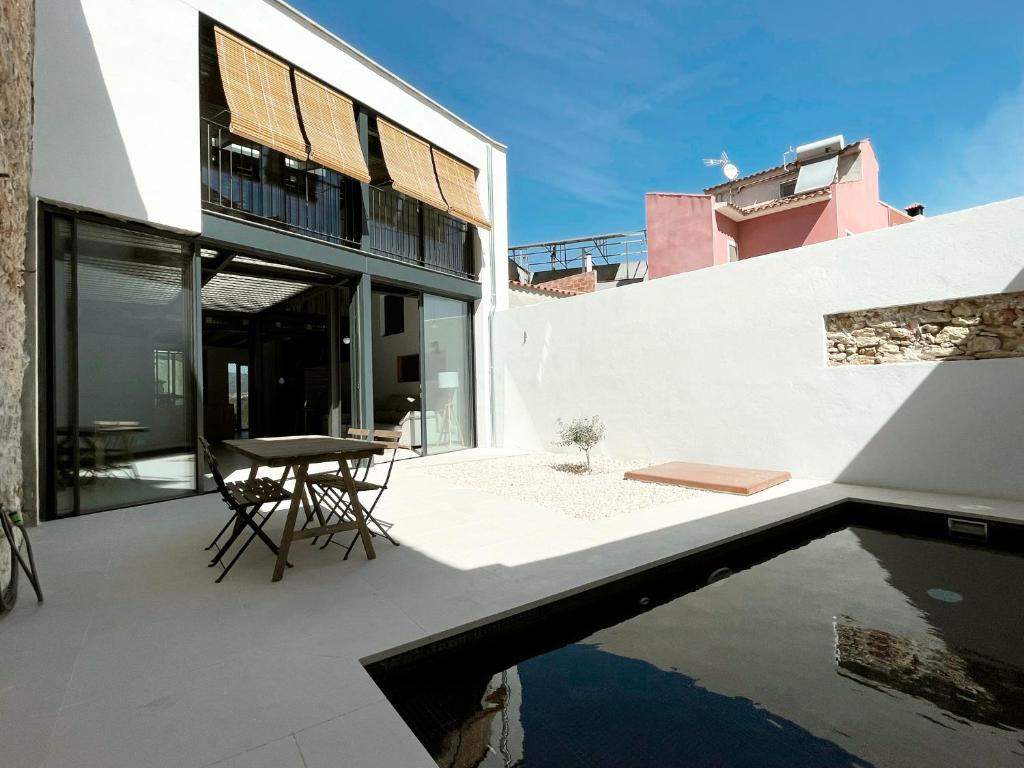 einem externen Blick auf ein Haus mit einem Pool in der Unterkunft villa en el penedès in Gornal
