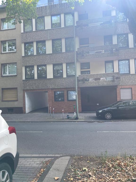 a car parked in front of a large building at Gemütliches zentrales Apartment 2 min bis DU HBF in Duisburg
