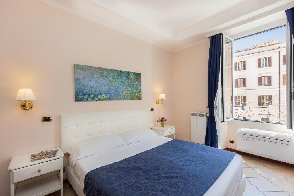 1 dormitorio con cama y ventana grande en Rome To Stay, en Roma