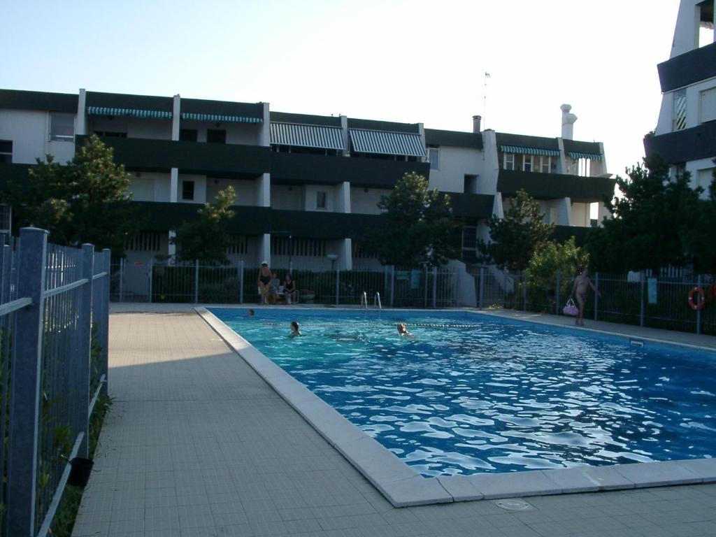 einem Pool vor einem Gebäude in der Unterkunft Residence Molo in Lido delle Nazioni
