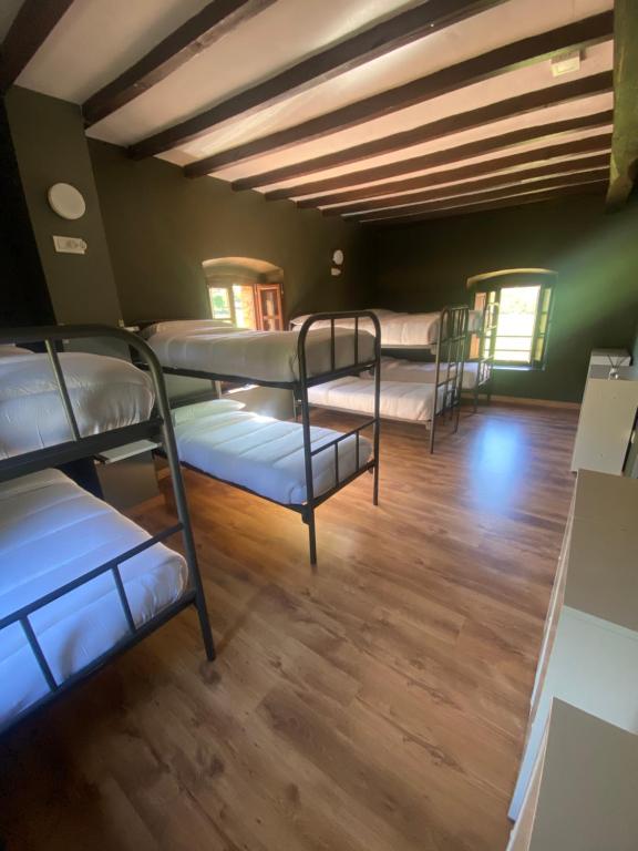 Postel nebo postele na pokoji v ubytování Albergue de Arrojo