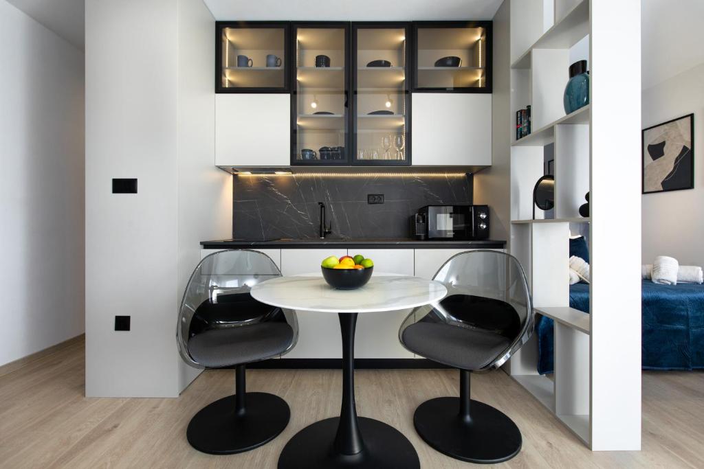 O bucătărie sau chicinetă la Sunset Suite Malinska