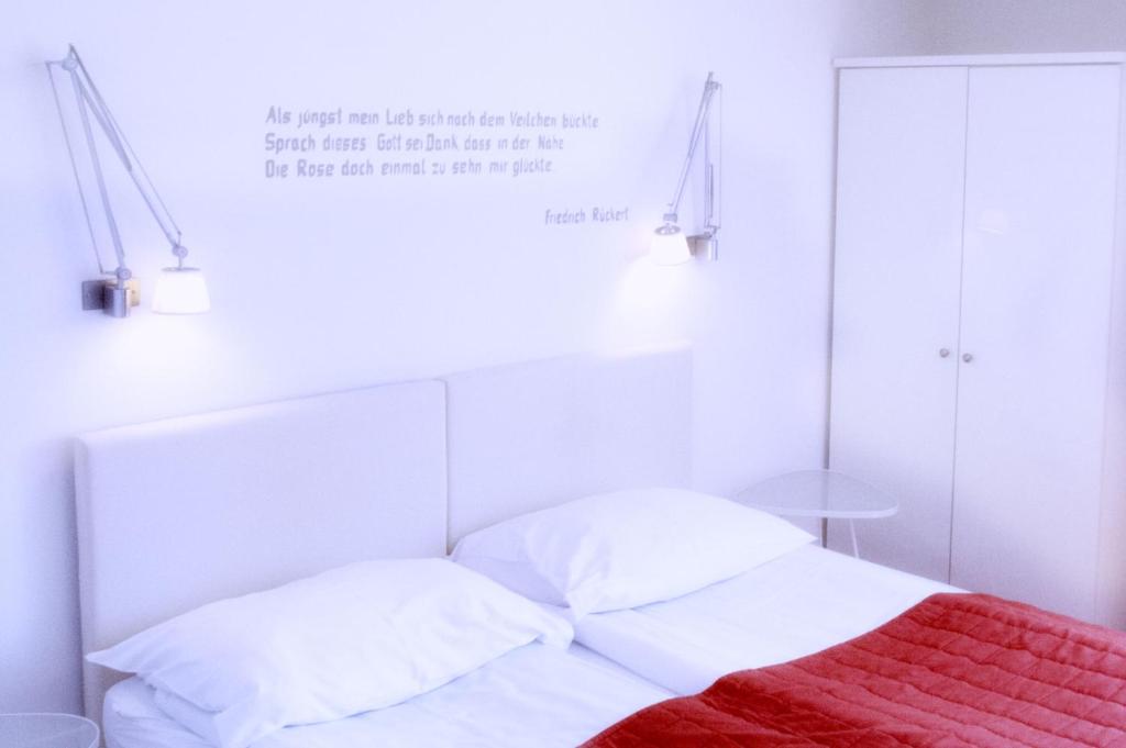 Postel nebo postele na pokoji v ubytování Hotel Villa Rückert