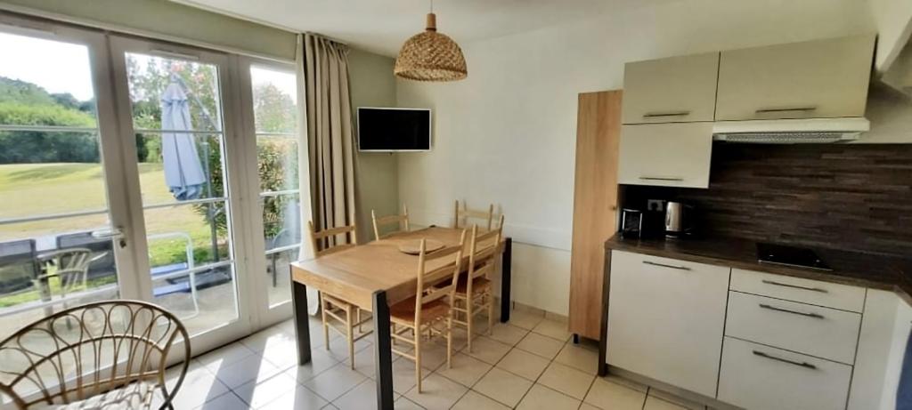Kuchyňa alebo kuchynka v ubytovaní Maison de vacances 4/6p au Golf de Port Bourgenay
