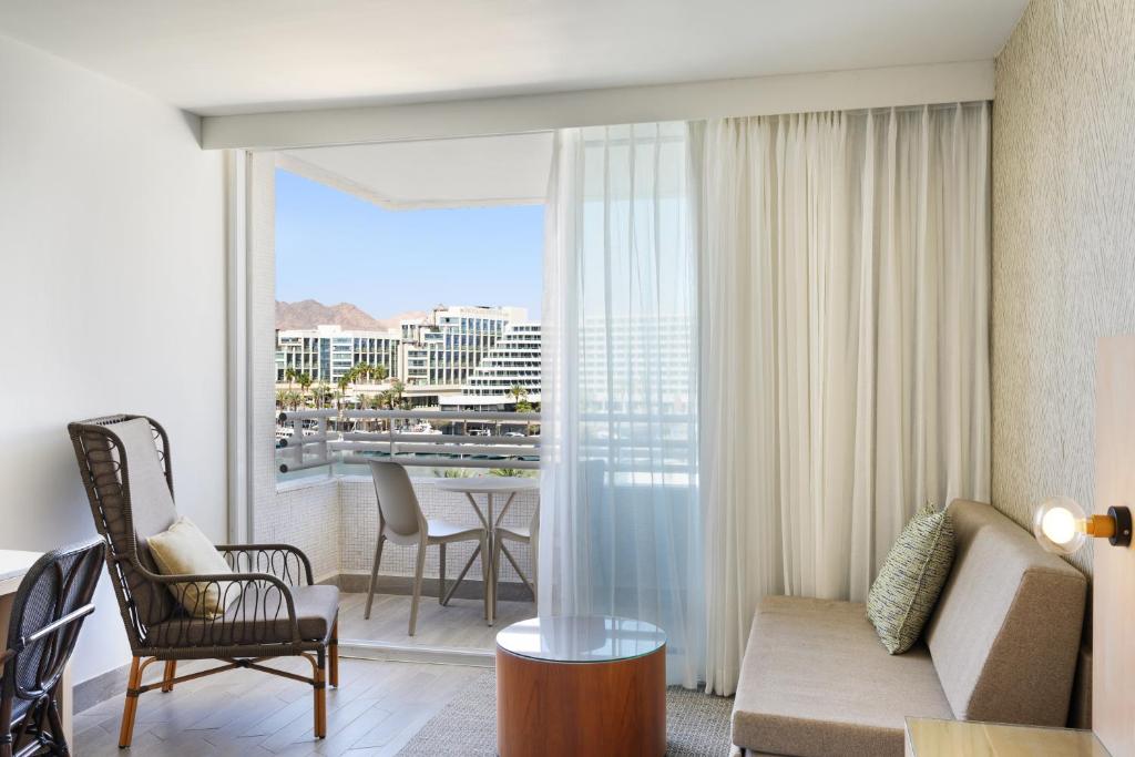 Ein Sitzbereich in der Unterkunft Lagoona by Isrotel Collection