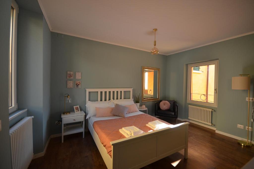 sypialnia z łóżkiem z pomarańczową narzutą w obiekcie Varennahouse w mieście Varenna