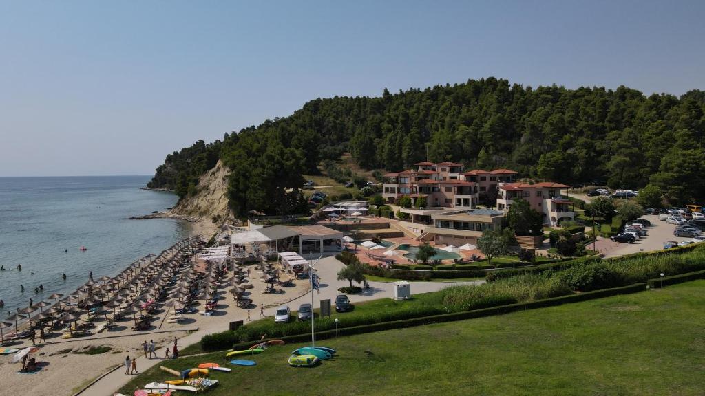 una vista aerea di una spiaggia con un gruppo di auto di Elani Bay Resort a Siviri